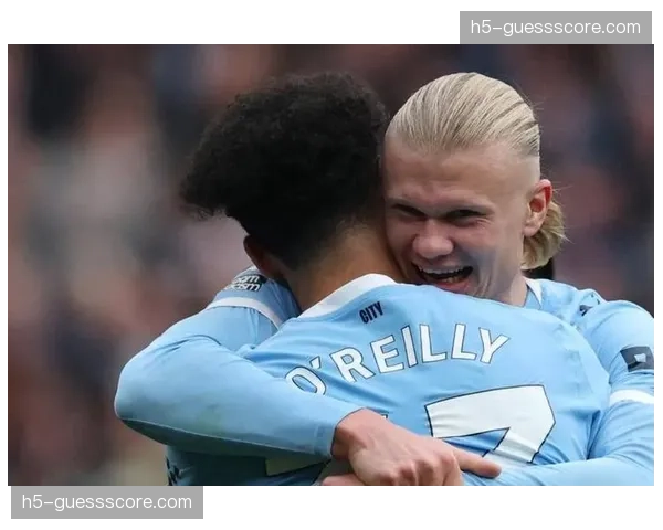 伊蒂哈德球场，哈兰德进球后指向看台上的家人