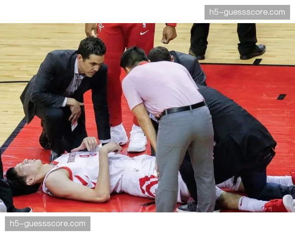 特写：CBA场馆里的“擦地小哥”，他们的快速工作保障比赛流畅